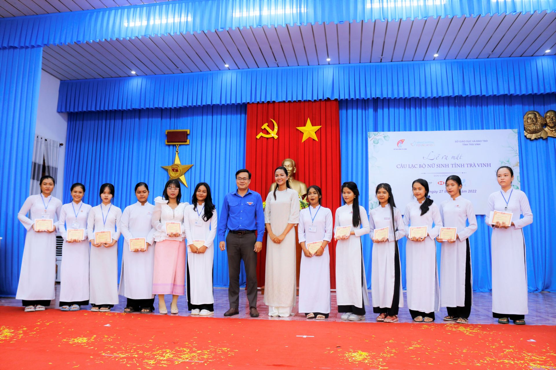 Hoa hậu H'Hen Nie v&amp;agrave; Đại diện Tỉnh đo&amp;agrave;n Tr&amp;agrave; Vinh trao học bổng cho c&amp;aacute;c nữ sinh