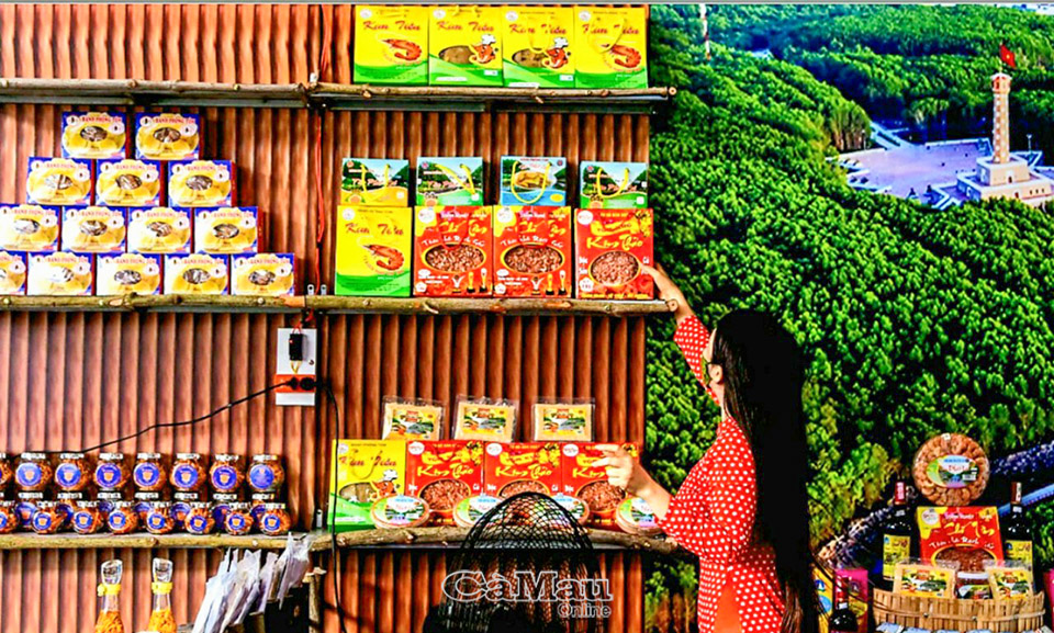 Sản phẩm đặc trưng của C&amp;agrave; Mau đang được quảng b&amp;aacute;, trưng b&amp;agrave;y bằng nhiều k&amp;ecirc;nh, trong đ&amp;oacute; vai tr&amp;ograve; x&amp;uacute;c tiến rất quan trọng của iPEC. Ảnh: P.PH&amp;Uacute;