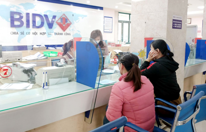 Cán bộ Ngân hàng BIDV Phú Thọ hướng dẫn người dân đăng ký thanh toán trực tuyến tiền điện, nước qua hệ thống ngân hàng Cán bộ Ngân hàng BIDV Phú Thọ hướng dẫn người dân đăng ký thanh toán trực tuyến tiền điện, nước qua hệ thống ngân hàng