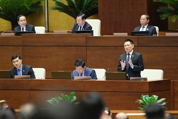 Bộ trưởng Bộ T&amp;agrave;i ch&amp;iacute;nh Hồ Đức Phớc ph&amp;aacute;t biểu giải tr&amp;igrave;nh một số nội dung đại biểu Quốc hội n&amp;ecirc;u (Ảnh: Quochoi.vn)