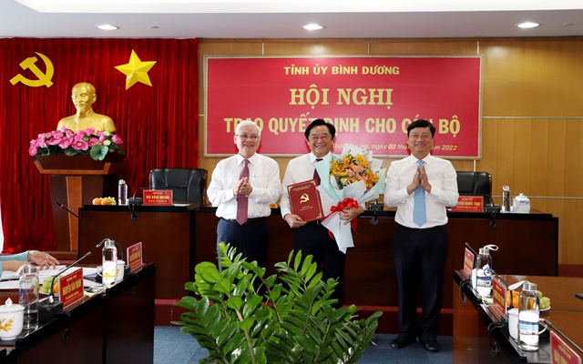 B&amp;iacute; thư Tỉnh ủy Nguyễn Văn Lợi (b&amp;igrave;a tr&amp;aacute;i), Chủ tịch UBND tỉnh V&amp;otilde; Văn Minh (b&amp;igrave;a phải) trao quyết định v&amp;agrave; tặng hoa cho &amp;ocirc;ng Nguyễn Ho&amp;agrave;ng Thao - Ph&amp;oacute; B&amp;iacute; thư Thường trực Tỉnh ủy ki&amp;ecirc;m Hiệu trưởng Trường Ch&amp;iacute;nh trị tỉnh