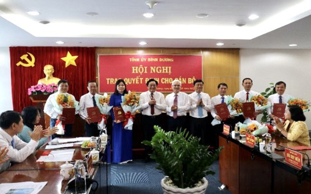 B&amp;iacute; thư Tỉnh ủy Nguyễn Văn Lợi (giữa), Ph&amp;oacute; B&amp;iacute; thư Thường trực Tỉnh ủy Nguyễn Ho&amp;agrave;ng Thao (thứ 4 từ tr&amp;aacute;i qua), Chủ tịch UBND tỉnh V&amp;otilde; Văn Minh (thứ 4 từ phải qua) trao quyết định v&amp;agrave; tặng hoa cho c&amp;aacute;c đồng ch&amp;iacute; được chỉ định, điều động, bổ nhiệm