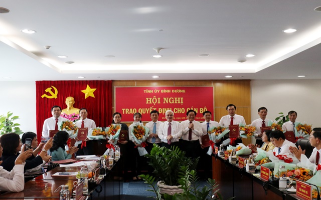 B&amp;iacute; thư Tỉnh ủy Nguyễn Văn Lợi (giữa), Ph&amp;oacute; B&amp;iacute; thư Thường trực Tỉnh ủy Nguyễn Ho&amp;agrave;ng Thao (thứ 5 từ phải qua), Chủ tịch UBND tỉnh V&amp;otilde; Văn Minh (thứ 5 từ tr&amp;aacute;i qua) trao quyết định v&amp;agrave; tặng hoa cho c&amp;aacute;c đồng ch&amp;iacute; được điều động, bổ nhiệm, bổ nhiệm lại