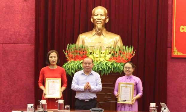 Đồng ch&amp;iacute; B&amp;ugrave;i Đức Hinh, Ph&amp;oacute; B&amp;iacute; thư TT Tỉnh uỷ, Chủ tịch HĐND tỉnh trao giải nhất cho c&amp;aacute;c c&amp;aacute; nh&amp;acirc;n.