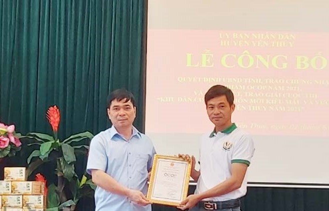 L&amp;atilde;nh đạo huyện Y&amp;ecirc;n Thủy trao giấy chứng nhận sản phẩm cao c&amp;agrave; gai leo Y&amp;ecirc;n Thủy đạt 4 sao cho HTX n&amp;ocirc;ng l&amp;acirc;m nghiệp Bảo Hiệu.