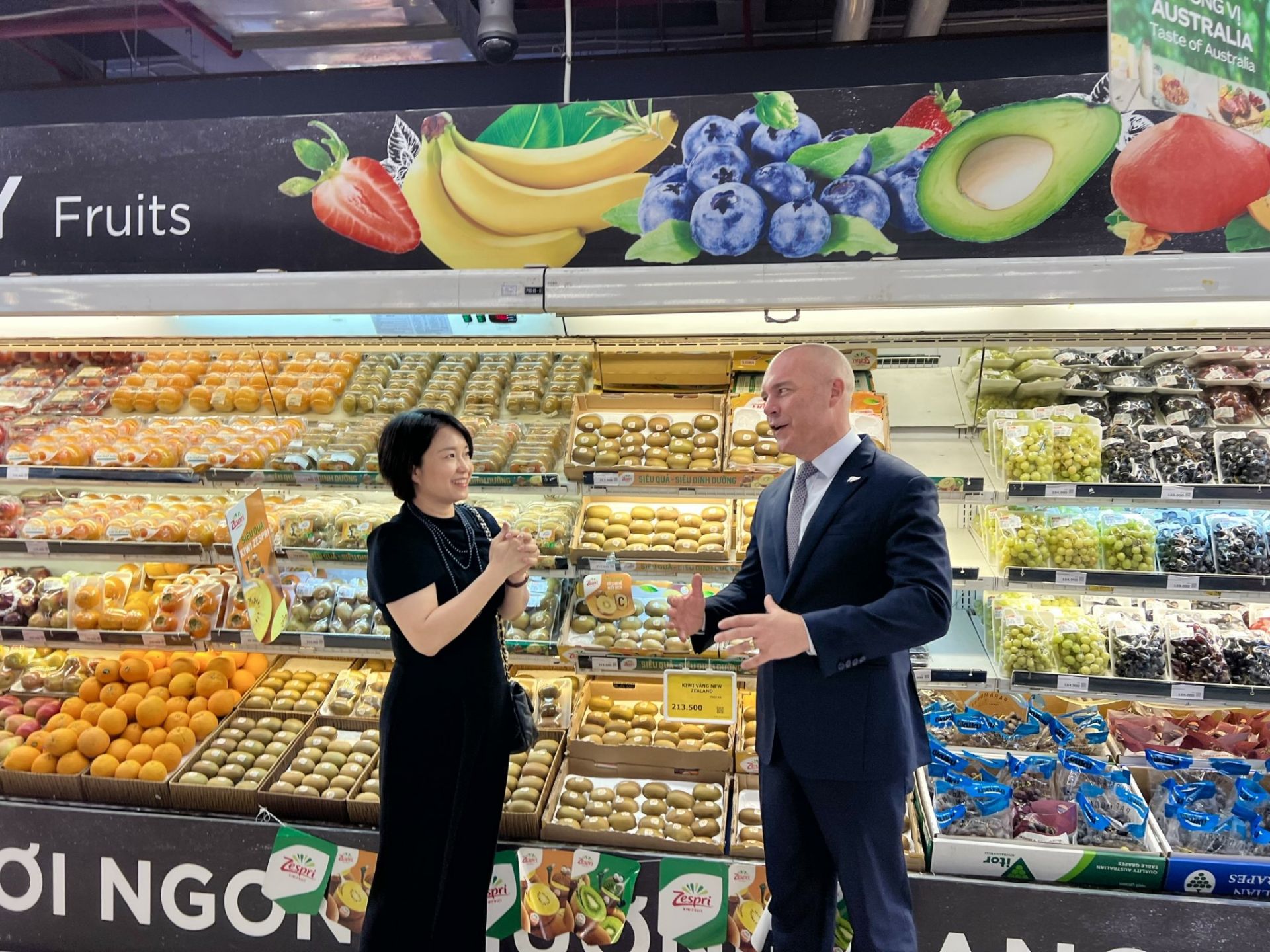 &amp;Ocirc;ng Joe Nelson v&amp;agrave; b&amp;agrave; Nguyễn Thị Phương tham quan gian h&amp;agrave;ng tr&amp;aacute;i c&amp;acirc;y New Zealand