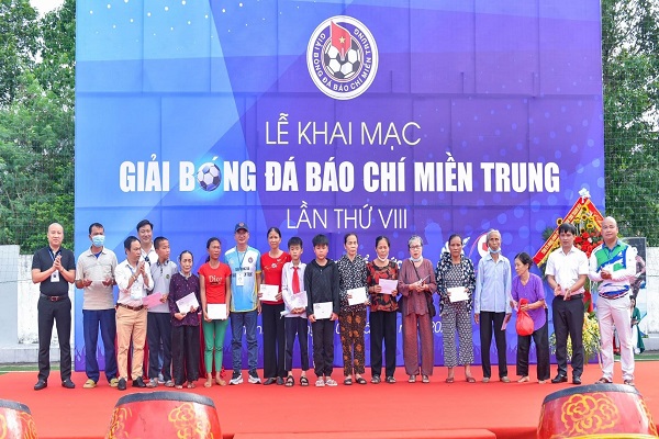 Ban tổ chức giải trao tặng 15 suất qu&amp;agrave;, mỗi suất 2 triệu đồng cho c&amp;aacute;c hộ ngh&amp;egrave;o, học sinh c&amp;oacute; ho&amp;agrave;n cảnh kh&amp;oacute; khăn tr&amp;ecirc;n địa b&amp;agrave;n TP Thanh H&amp;oacute;a.