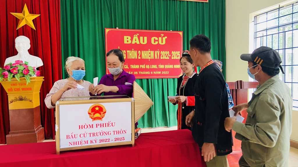 Cử tri bỏ h&amp;acirc;n hoan bỏ phiếu tại tổ bầu cử th&amp;ocirc;n 2, x&amp;atilde; Bằng Cả, TP Hạ Long