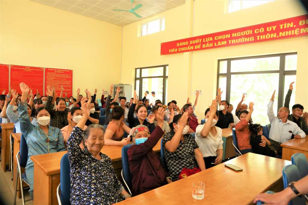 Cử tri đồng thuận biểu quyết tại tổ bầu cử th&amp;ocirc;n 2, x&amp;atilde; Thanh L&amp;acirc;n, huyện C&amp;ocirc; T&amp;ocirc;
