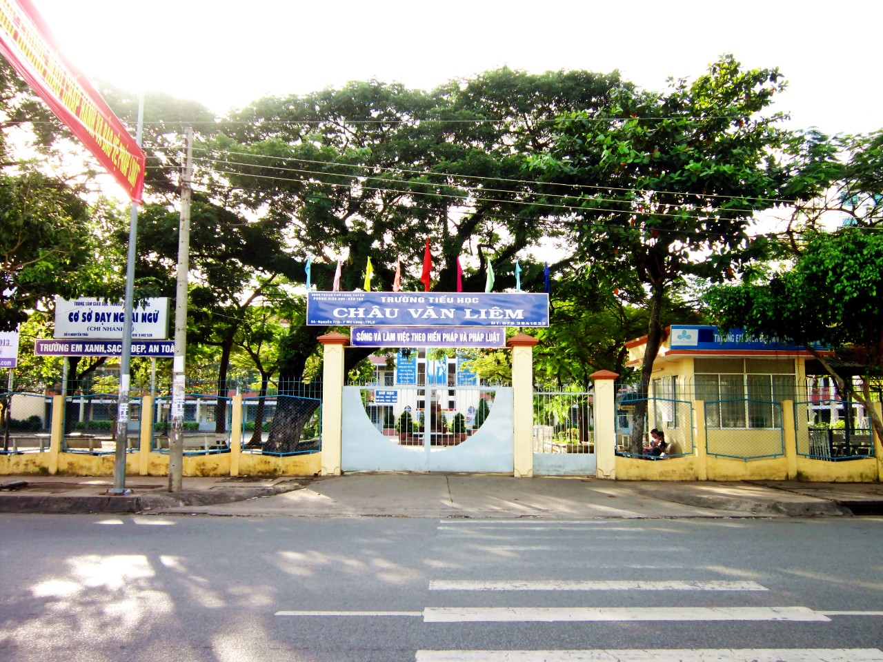 Trường tiểu học lấy t&amp;ecirc;n Ch&amp;acirc;u Văn Li&amp;ecirc;m tại TP Long Xuy&amp;ecirc;n, An Giang.