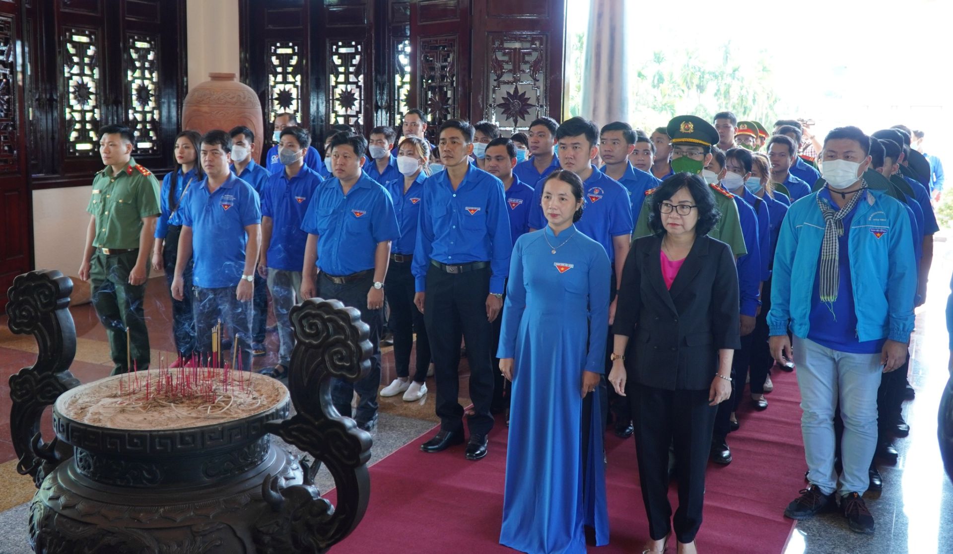 B&amp;agrave; Nguyễn Thị Minh Hạnh, Trưởng ban D&amp;acirc;n vận Tỉnh ủy v&amp;agrave; chị Nguyễn Thụy Yến Phương, quyền B&amp;iacute; thư Tỉnh đo&amp;agrave;n Vĩnh Long (h&amp;agrave;ng đầu), c&amp;ugrave;ng c&amp;aacute;c đo&amp;agrave;n vi&amp;ecirc;n thanh ni&amp;ecirc;n v&amp;agrave;o viếng B&amp;aacute;c Hai Phạm H&amp;ugrave;ng