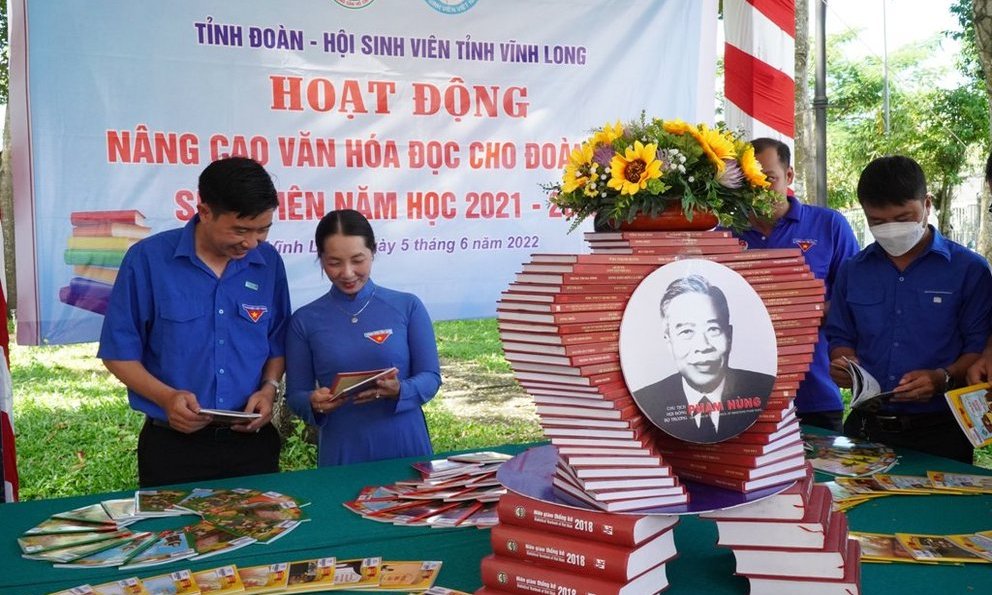 C&amp;aacute;c đo&amp;agrave;n vi&amp;ecirc;n thanh ni&amp;ecirc;n tham gia hoạt động n&amp;acirc;ng cao văn h&amp;oacute;a đọc (ảnh: Thanhnien.vn)