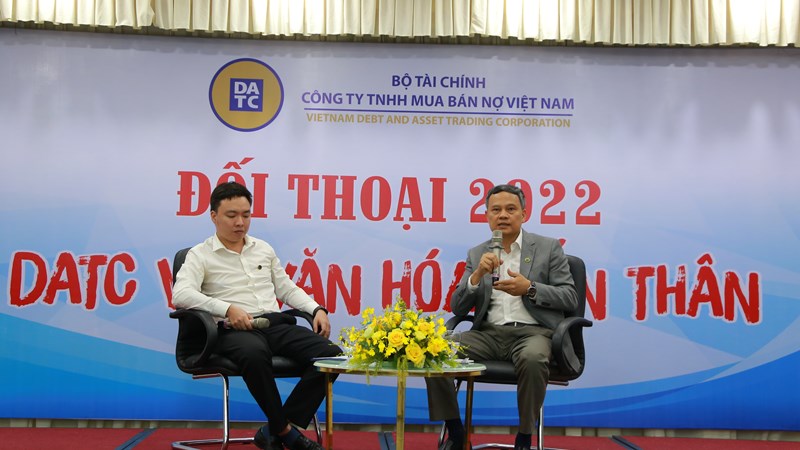 Tổng Gi&amp;aacute;m đốc DATC Phạm Mạnh Thường (b&amp;ecirc;n phải) đối thoại c&amp;ugrave;ng c&amp;aacute;n bộ nh&amp;acirc;n vi&amp;ecirc;n C&amp;ocirc;ng ty.