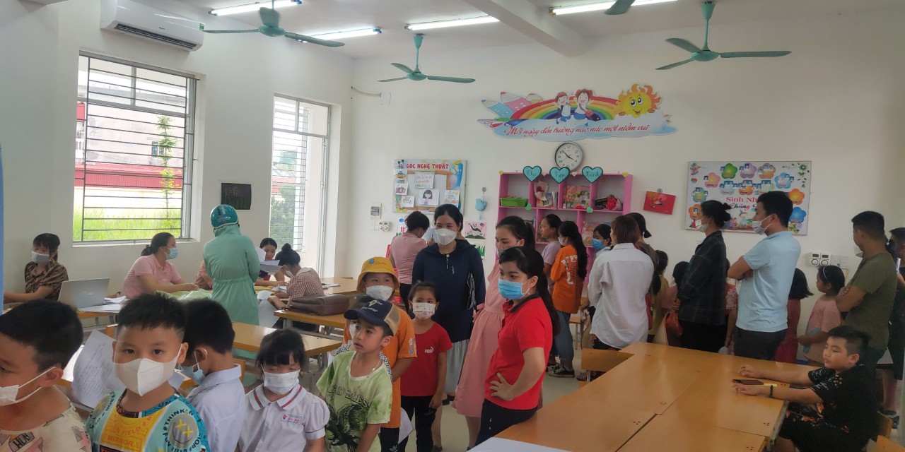 Phụ huynh v&amp;agrave; học sinh l&amp;agrave;m thủ tục trước khi ti&amp;ecirc;m vắc xin covid-19