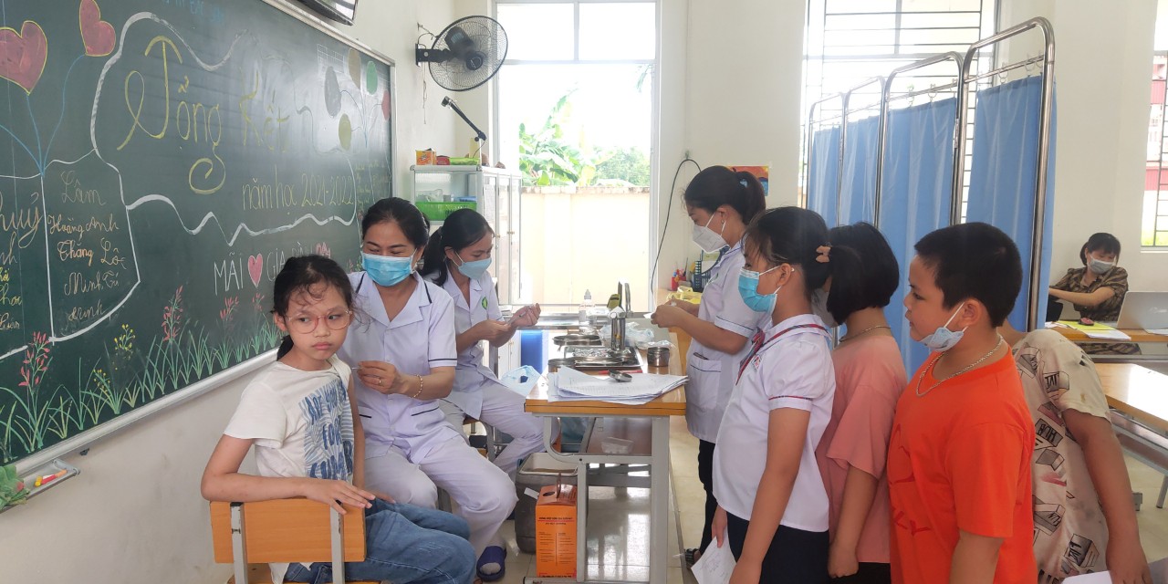 Học sinh xếp h&amp;agrave;ng chờ ti&amp;ecirc;m theo thứ tự.
