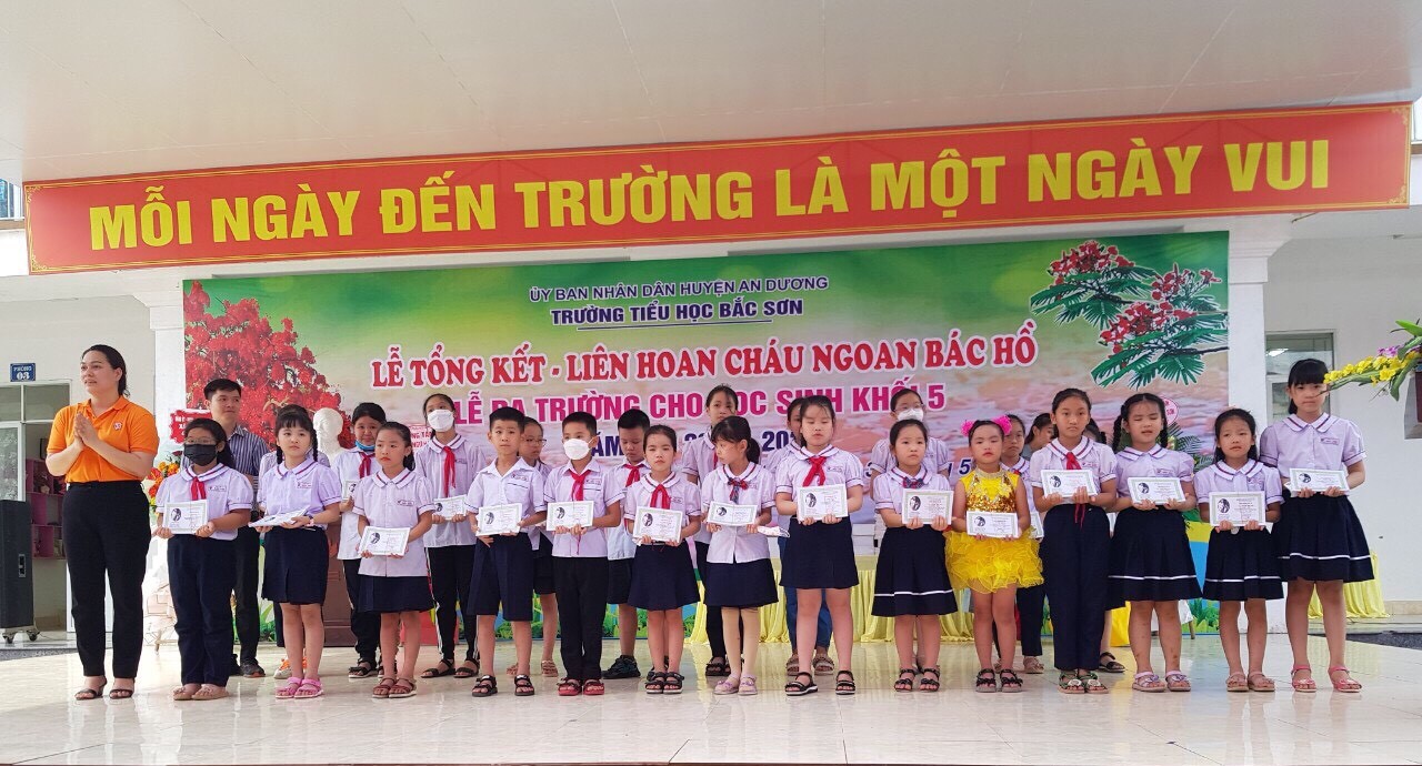 Lễ tổng kết năm học 2021-2022, nhiều học sinh giỏi, xuất sắc, v&amp;agrave; ch&amp;aacute;u ngoan B&amp;aacute;c Hồ nhận bằng khen v&amp;agrave; được trao thưởng