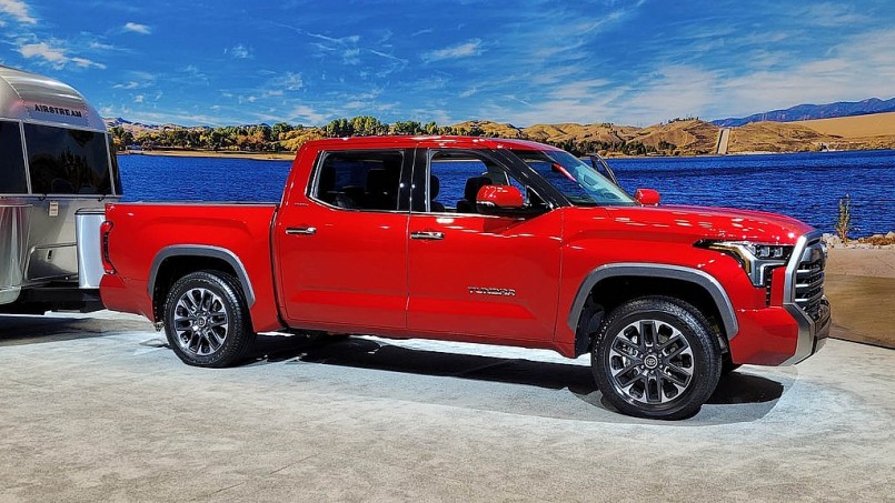 Toyota Tundra tr&amp;ocirc;ng trung t&amp;iacute;nh hơn v&amp;agrave; bớt vẻ hung dữ như phần đầu