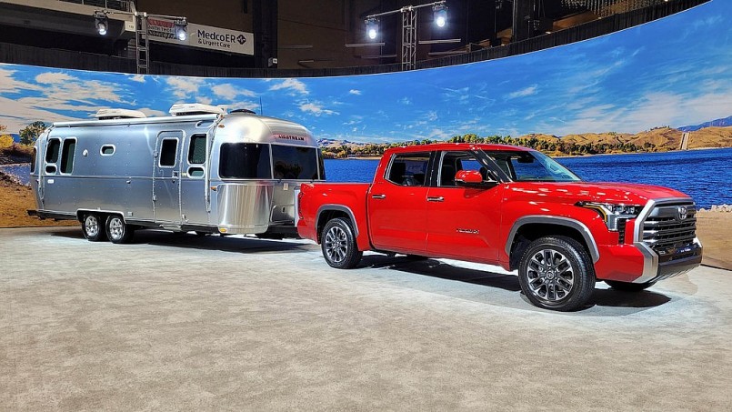 Toyota Tundra sở hữu ngoại thất khỏe khoắn, cơ bắp v&amp;agrave; thể thao trong khi nội thất sang trọng, tiện nghi c&amp;ugrave;ng khối động cơ mạnh mẽ.