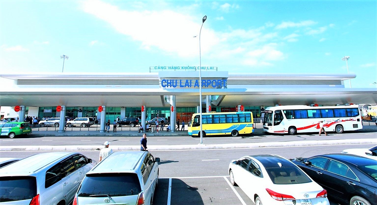 Đặc biệt, việc Thủ tướng chấp thuận chủ trương đầu tư s&amp;acirc;n bay quốc tế Chu Lai sẽ được quy hoạch s&amp;acirc;n bay trung chuyển h&amp;agrave;ng h&amp;oacute;a theo h&amp;igrave;nh thức x&amp;atilde; hội h&amp;oacute;a ch&amp;iacute;nh l&amp;agrave; một ưu thế lớn m&amp;agrave; &amp;iacute;t địa phương c&amp;oacute; được.