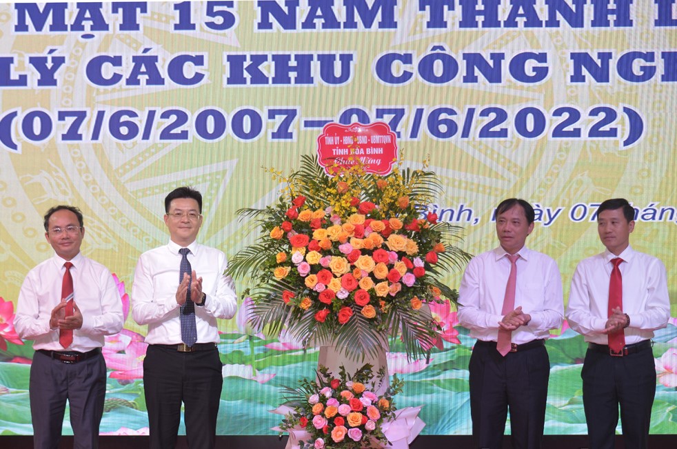 L&amp;atilde;nh đạo UBND tỉnh H&amp;ograve;a B&amp;igrave;nh tặng lẵng hoa tươi thắm ch&amp;uacute;c mừng nh&amp;acirc;n dịp kỷ niệm 15 năm th&amp;agrave;nh lập BQL c&amp;aacute;c KCN tỉnh.