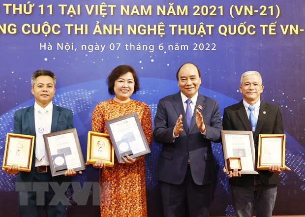 Chủ tịch nước Nguyễn Xu&amp;acirc;n Ph&amp;uacute;c trao Huy chương V&amp;agrave;ng cho c&amp;aacute;c t&amp;aacute;c giải đoạt giải. (Ảnh: Thống Nhất/TTXVN)