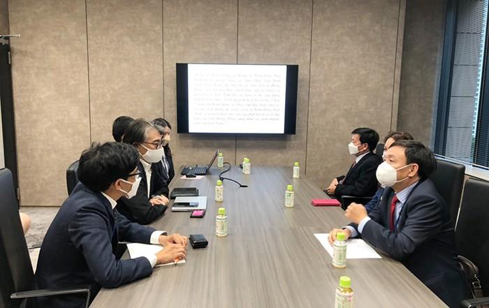 Đoàn công tác tỉnh Đồng Tháp (bên phải) trao đổi với Tập đoàn Something Đoàn công tác tỉnh Đồng Tháp (bên phải) trao đổi với Tập đoàn Something
