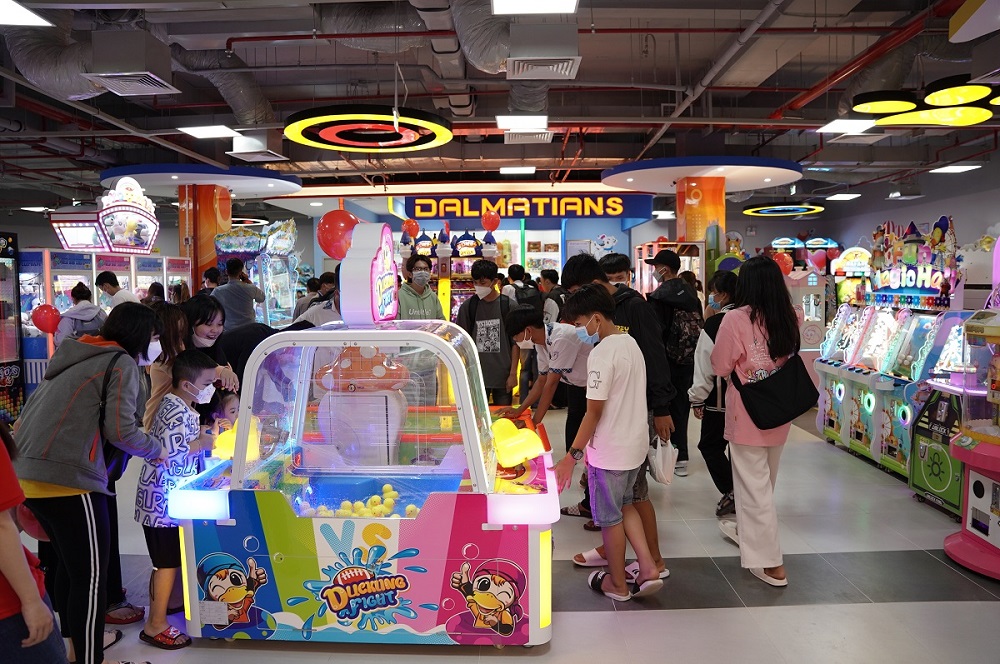 Đ&amp;ocirc;ng đảo c&amp;aacute;c bạn trẻ n&amp;ocirc; nức trải nghiệm c&amp;aacute;c khu vui chơi trong TTTM Vincom Plaza
