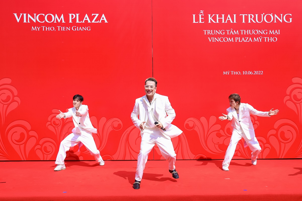 Ca sĩ Lou Ho&amp;agrave;ng g&amp;acirc;y ấn tượng với c&amp;aacute;c ca kh&amp;uacute;c s&amp;ocirc;i động tại Vincom Plaza Mỹ Tho, Tiền Giang