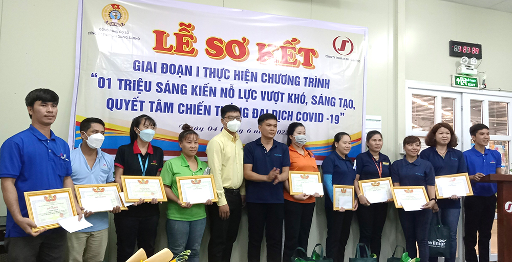 Khen thưởng c&amp;aacute;c s&amp;aacute;ng kiến ti&amp;ecirc;u biểu của người lao động đ&amp;oacute;ng g&amp;oacute;p cho sản xuất &amp;ndash; kinh doanh của doanh nghiệp