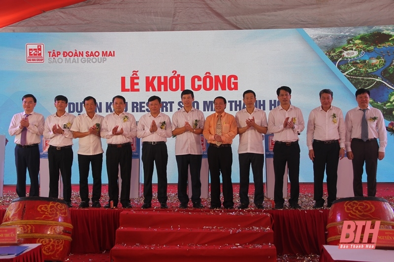 &amp;Ocirc;ng L&amp;ecirc; Thanh Thuấn, Tổng Gi&amp;aacute;m đốc Tập đo&amp;agrave;n Sao Mai chụp ảnh lưu niệm với c&amp;aacute;c đại biểu tham dự buổi lễ.