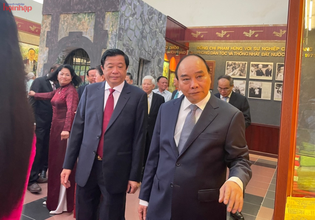 Chủ tịch nước Nguyễn Xuân Phúc và đoàn lãnh đạo, nguyên lãnh đạo Đảng, Nhà nước tham quan khu trưng bày những hình ảnh, tư liệu quý về đồng chí Phạm Hùng Chủ tịch nước Nguyễn Xuân Phúc và đoàn lãnh đạo, nguyên lãnh đạo Đảng, Nhà nước tham quan khu trưng bày những hình ảnh, tư liệu quý về đồng chí Phạm Hùng