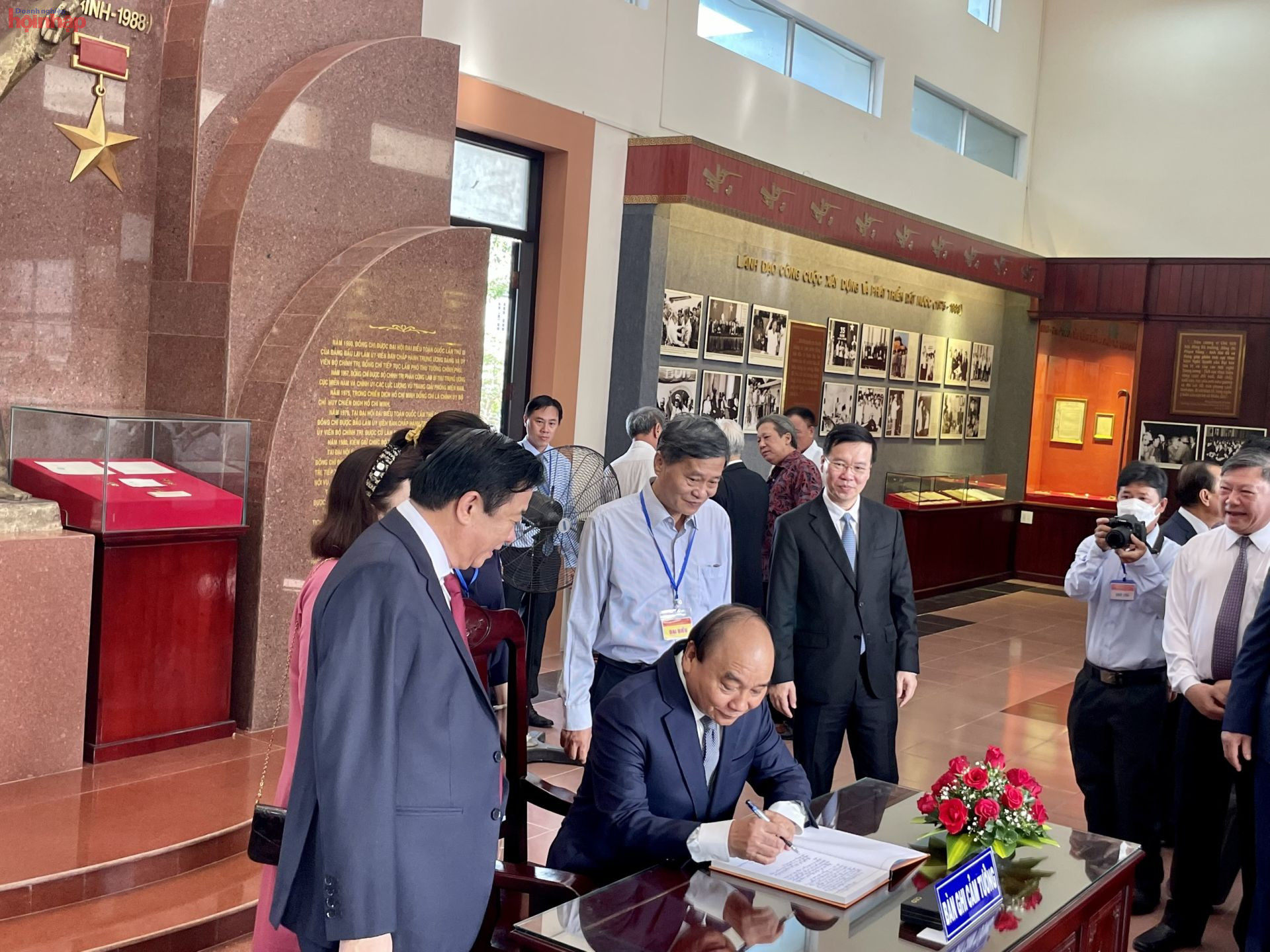 Chủ tịch nước Nguyễn Xuân Phúc ghi sổ lưu niệm tại Khu tưởng niệm cố Chủ tịch Hội đồng Bộ trưởng Phạm Hùng. Chủ tịch nước Nguyễn Xuân Phúc ghi sổ lưu niệm tại Khu tưởng niệm cố Chủ tịch Hội đồng Bộ trưởng Phạm Hùng.