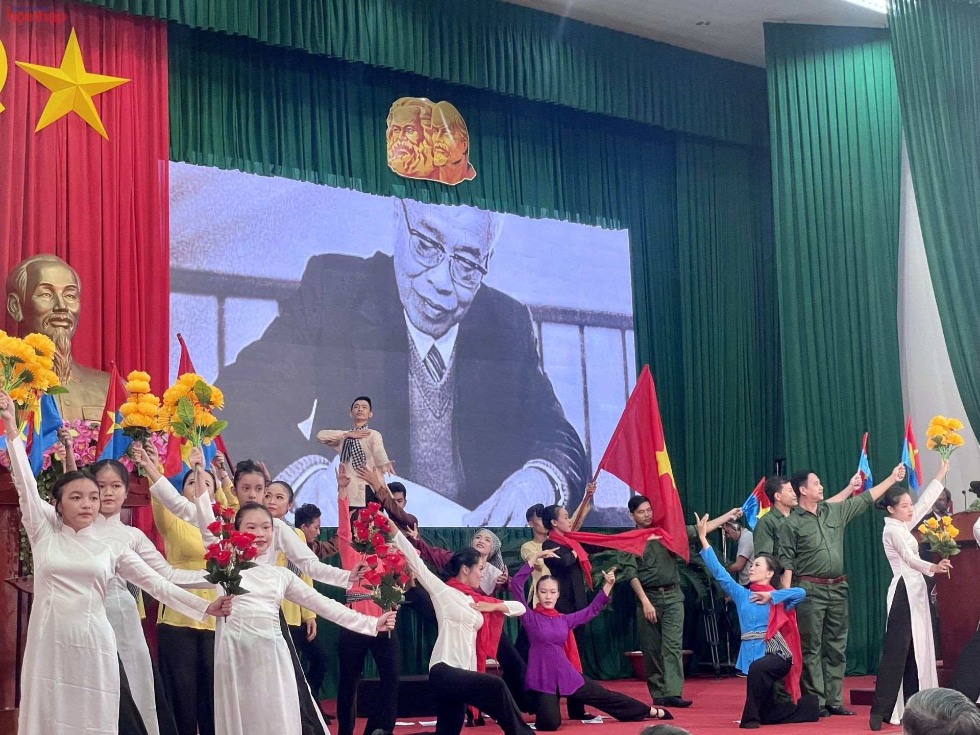 Tỉnh ủy Vĩnh Long tổ chức văn nghệ, chiếu phim ôn lại thân thế, hoạt động và sự nghiệp cố Chủ tịch Hội đồng Bộ trưởng Phạm Hùng.. (Ảnh: Phạm.Giang) Tỉnh ủy Vĩnh Long tổ chức văn nghệ, chiếu phim ôn lại thân thế, hoạt động và sự nghiệp cố Chủ tịch Hội đồng Bộ trưởng Phạm Hùng.. (Ảnh: Phạm.Giang)