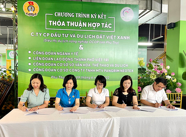 Đại diện c&amp;aacute;c đơn vị k&amp;yacute; văn bản thoả thuận hợp t&amp;aacute;c.