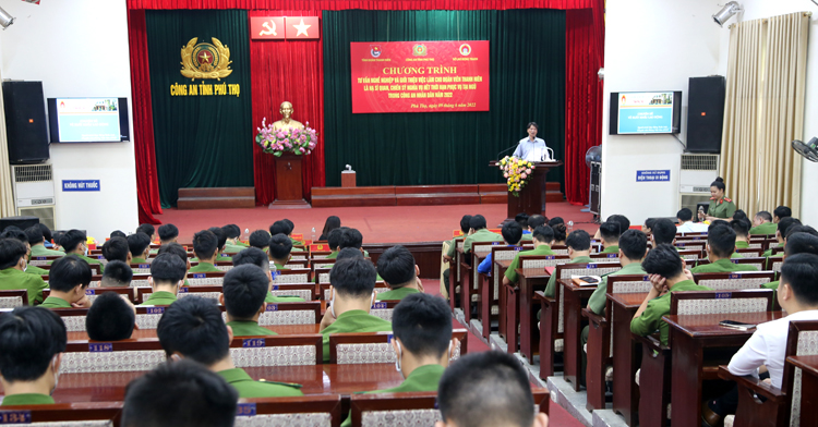 C&amp;aacute;c hạ sĩ quan, chiến sĩ nghĩa vụ sau xuất ngũ nghe phổ biến một số ch&amp;iacute;nh s&amp;aacute;ch về việc l&amp;agrave;m v&amp;agrave; xuất khẩu lao động.