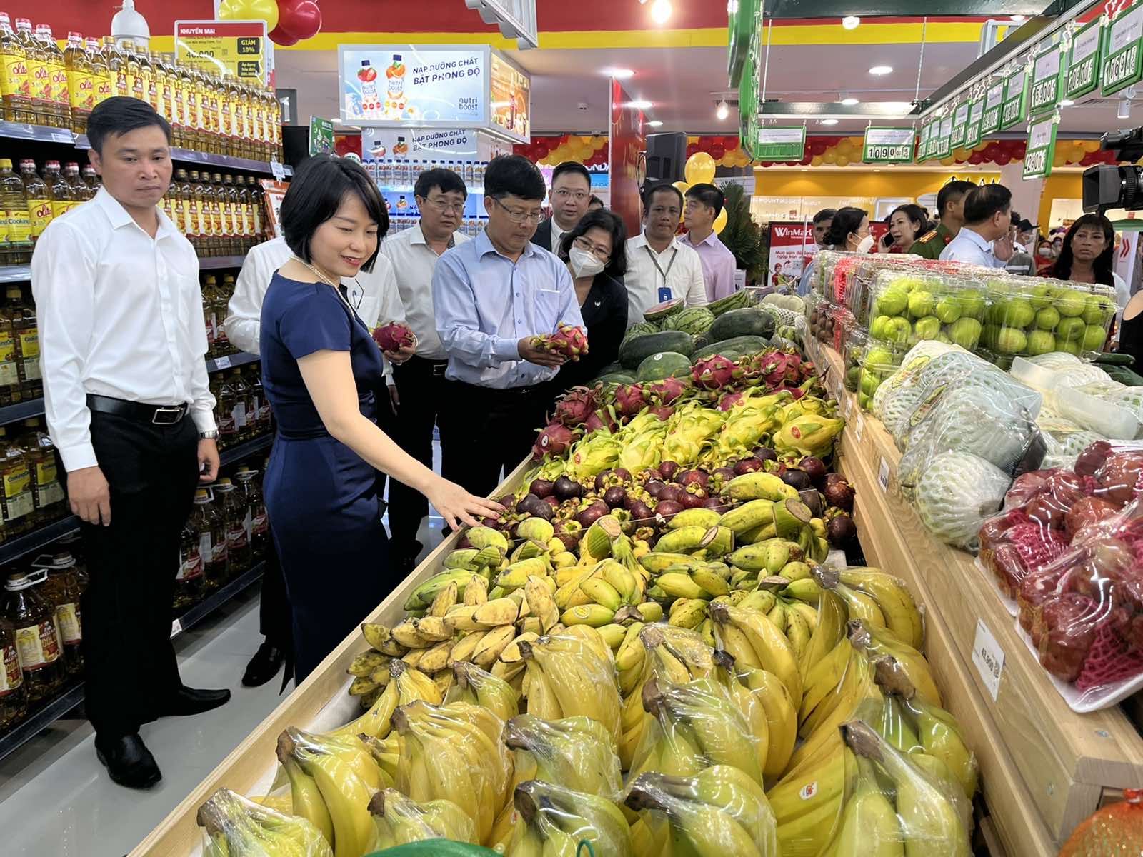 B&amp;agrave; Nguyễn Thị Phương - Ph&amp;oacute; TGĐ Thường trực WCM c&amp;ugrave;ng c&amp;aacute;c l&amp;atilde;nh đạo tỉnh Tiền Giang tham quan gian h&amp;agrave;ng tại WinMart H&amp;ugrave;ng Vương