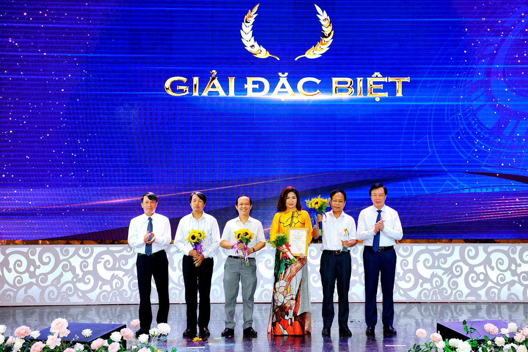 C&amp;aacute;c đồng ch&amp;iacute;: Phạm Xu&amp;acirc;n Thăng, Ủy vi&amp;ecirc;n TW Đảng, B&amp;iacute; thư Tỉnh ủy, Chủ tịch HĐND tỉnh; Nguyễn Đức Lợi, nguy&amp;ecirc;n Ủy vi&amp;ecirc;n TW Đảng, nguy&amp;ecirc;n Tổng Gi&amp;aacute;m đốc Th&amp;ocirc;ng tấn x&amp;atilde; Việt Nam, Ph&amp;oacute; Chủ tịch Thường trực Hội Nh&amp;agrave; b&amp;aacute;o Việt Nam trao giải đặc biệt cho nh&amp;oacute;m t&amp;aacute;c giả B&amp;aacute;o điện tử ĐCSVN