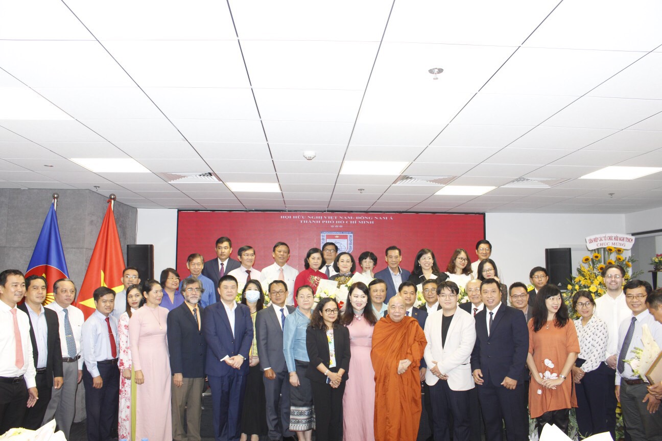 PGS. TS. Phan Thị Hồng Xu&amp;acirc;n c&amp;ugrave;ng với c&amp;aacute;c đại diện TLS ASEAN tại TP. HCM, L&amp;atilde;nh đạo TP. HCM, v&amp;agrave; Li&amp;ecirc;n hiệp c&amp;aacute;c Hội hữu nghị TP. HCM