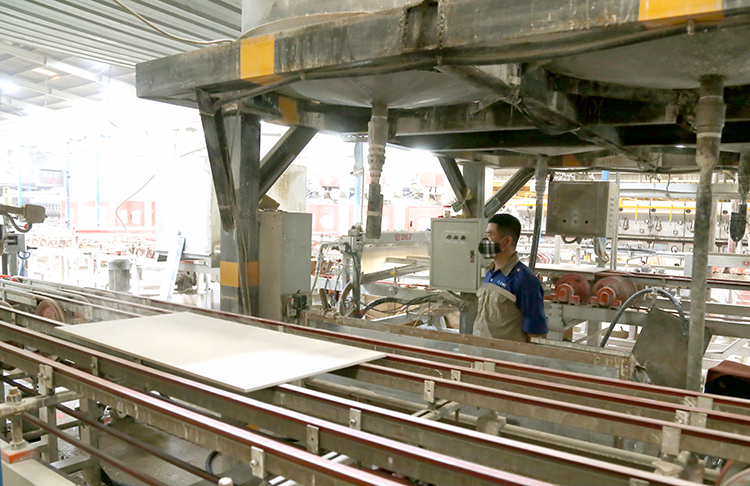 C&amp;ocirc;ng ty cổ phần CMC, Khu CN Thụy V&amp;acirc;n, Việt tr&amp;igrave; (Ph&amp;uacute; Thọ) ch&amp;uacute; trọng đổi mới c&amp;ocirc;ng nghệ, n&amp;acirc;ng cao chất lượng sản phẩm gạch l&amp;aacute;t, đ&amp;aacute;p ứng y&amp;ecirc;u cầu của thị trường.