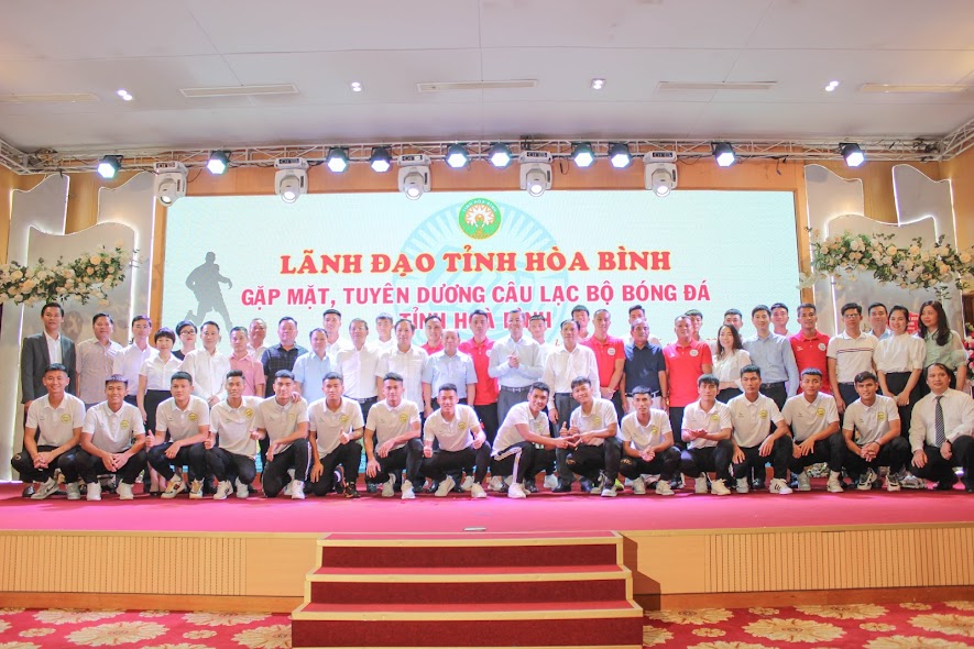 C&amp;aacute;c đồng ch&amp;iacute; l&amp;atilde;nh đạo tỉnh, đại diện l&amp;atilde;nh đạo c&amp;aacute;c sở, ban, ng&amp;agrave;nh ch&amp;uacute;c mừng, động vi&amp;ecirc;n C&amp;acirc;u lạc bộ B&amp;oacute;ng đ&amp;aacute; tỉnh H&amp;ograve;a B&amp;igrave;nh.