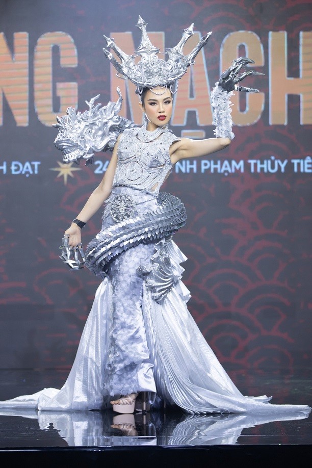 Trang phục 'Long mạch' do V&amp;otilde; Th&amp;agrave;nh Đạt thiết kế.