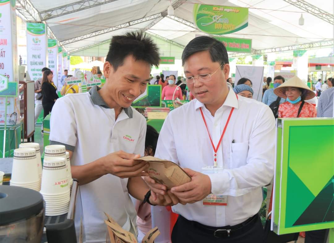 &amp;Ocirc;ng L&amp;ecirc; Tr&amp;iacute; Thanh, Chủ tịch UBND tỉnh Quảng Nam đến dự khai mạc v&amp;agrave; thăm quan c&amp;aacute;c gian h&amp;agrave;ng trưng b&amp;agrave;y tại Techfest Quang Nam 2022