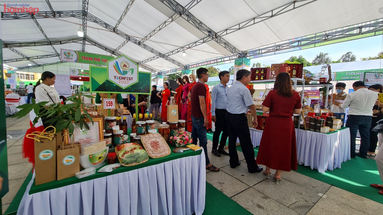 Techfest Quang Nam 2022) ch&amp;iacute;nh thức khai mạc.  gần 200 gian h&amp;agrave;ng với hơn 600 sản phẩm khởi nghiệp s&amp;aacute;ng tạo, sản phẩm OCOP v&amp;agrave; sản phẩm c&amp;ocirc;ng nghiệp n&amp;ocirc;ng th&amp;ocirc;n ti&amp;ecirc;u biểu.