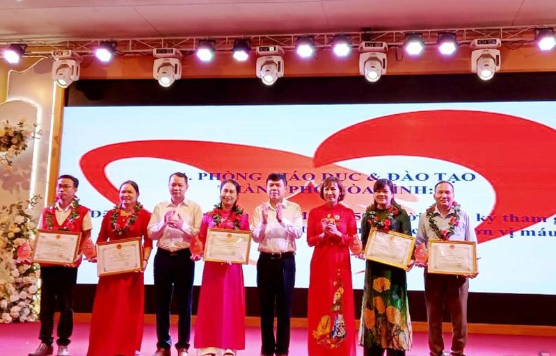 Thường trực Ban chỉ đạo vận động HMTN th&amp;agrave;nh phố H&amp;ograve;a B&amp;igrave;nh trao giấy khen cho c&amp;aacute;c tập thể, c&amp;aacute; nh&amp;acirc;n c&amp;oacute; th&amp;agrave;nh t&amp;iacute;ch xuất sắc trong phong tr&amp;agrave;o HMTN năm 2022.