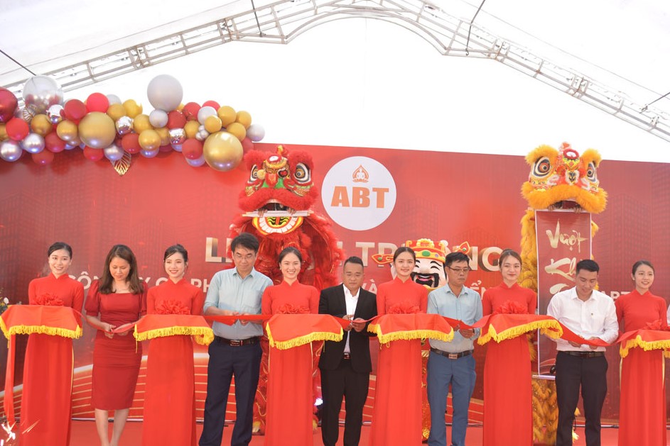 C&amp;aacute;c đại biểu cắt băng tại lễ ra mắt Văn ph&amp;ograve;ng Tập đo&amp;agrave;n ABT.