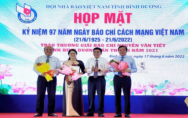 Ủy ban nh&amp;acirc;n d&amp;acirc;n tỉnh trao  kỷ niệm chương tại buổi lễ cho c&amp;aacute;c nh&amp;agrave; b&amp;aacute;o.