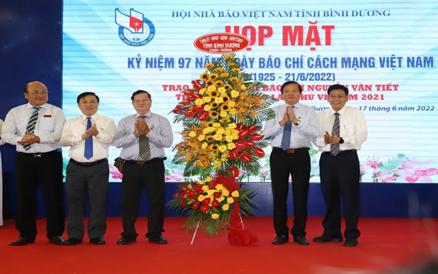 &amp;Ocirc;ng Mai H&amp;ugrave;ng Dũng, Ủy vi&amp;ecirc;n Ban Thường vụ Tỉnh ủy, Ph&amp;oacute; Chủ tịch Thường trực UBND ch&amp;uacute;c mừng Hội Nh&amp;agrave; b&amp;aacute;o tỉnh B&amp;igrave;nh Dương