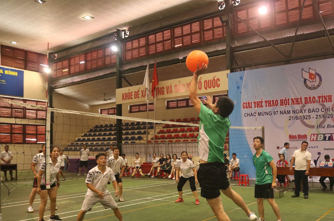 C&amp;aacute;c VĐV tranh t&amp;agrave;i nội b&amp;oacute;ng chuyền hơi