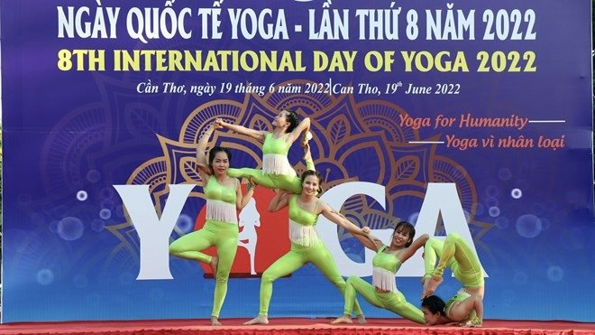 Th&amp;agrave;nh phố Cần Thơ ở Đồng bằng s&amp;ocirc;ng Cửu Long tổ chức lễ kỷ niệm Ng&amp;agrave;y Quốc tế Yoga lần thứ 8 v&amp;agrave;o ng&amp;agrave;y 19 th&amp;aacute;ng 6. (Ảnh: TTXVN)