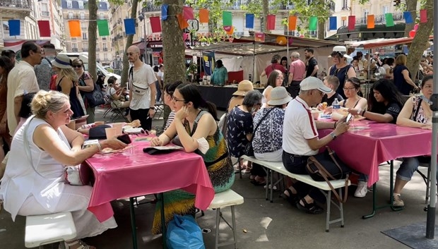 Lễ hội ẩm thực Việt Nam tại Paris thu h&amp;uacute;t đ&amp;ocirc;ng đảo người d&amp;acirc;n địa phương. (Ảnh: TTXVN)